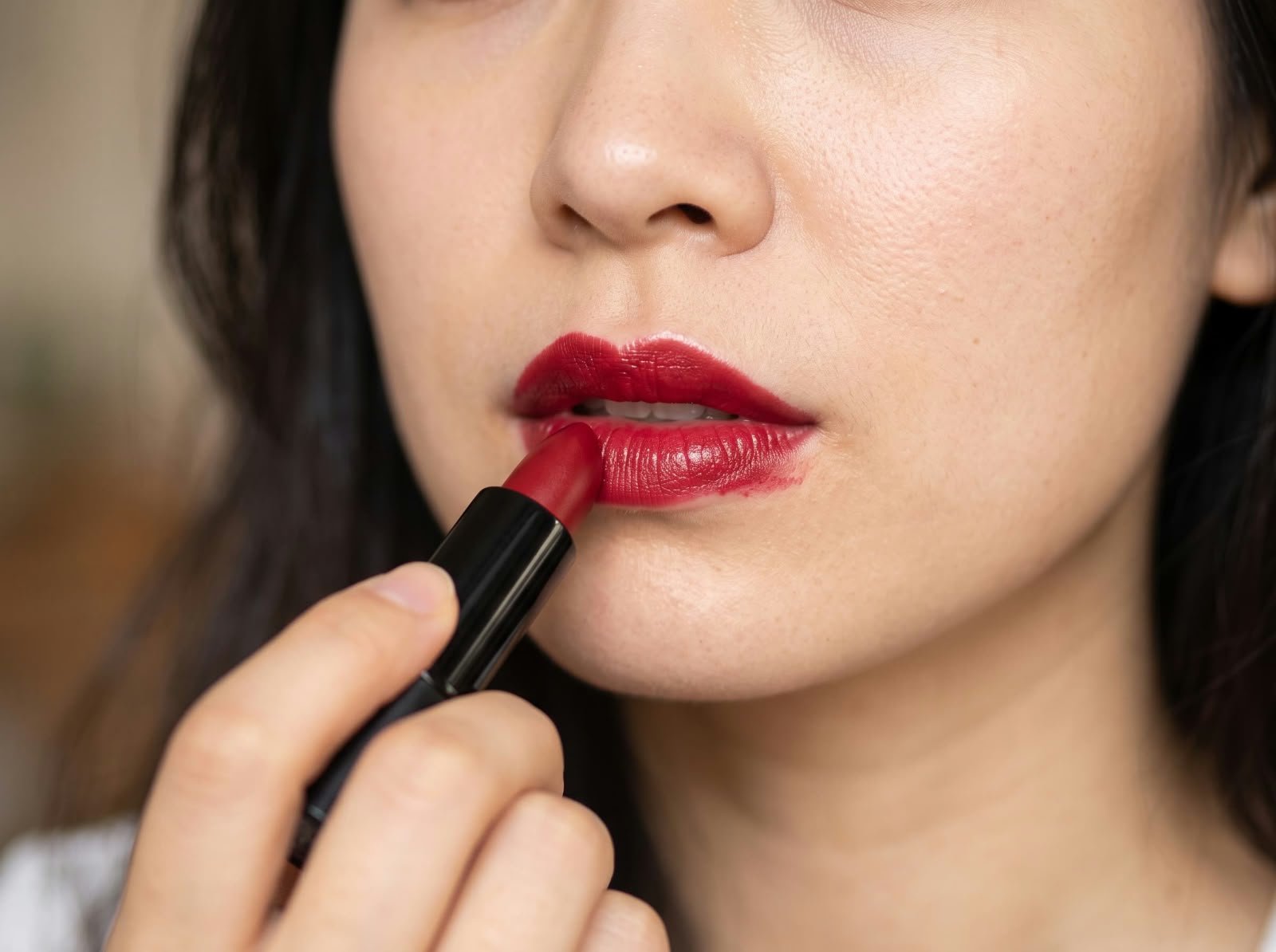 Lipstick spreading beyond the lip line is a common lip makeup mistake beginners should avoid